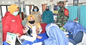 Kodim 0818 Bersama DPPKB Laksanakan Pelayanan KB MKJP di Puskesmas Tajinan