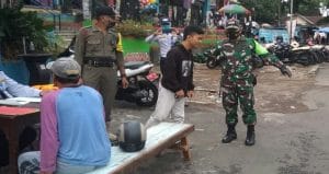 Koramil 22 Tumpang Beri Sanksi Sosial Kepada 14 Pelanggar Prokes