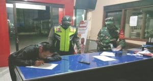 Tiga Pilar Kecamatan Turen Laksanakan Operasi Yustisi kepada Masyarakat Pengendara
