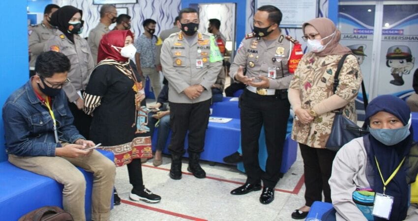 KUNJUNGI: Deputi bidang Pelayanan Publik Kementerian PANRB Prof. Dr. Diah didampingi Kapolresta Malang Kota Kombes Pol Dr Leo Simarmata saat melaksanakan kunjungan ke kantor Satpas SIM.