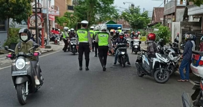 OPERASI YUSTISI: Anggota Polres Batu saat melaksanakan Operasi Yustisi pendisiplinan Prokes Covid-19 dengan sasaran masyarakat yang tidak memakai masker.