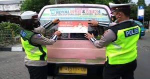 Satlantas Polres Malang Pasang Stiker Prokes ‘Ayo Pakai Masker’ di Angkutan Umum
