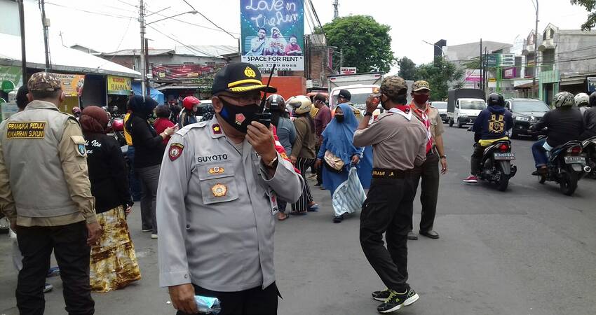 PIMPIN: Kapolsek Sukun Kompol Suyoto saat pimpin Operasi Yustisi Pendisiplinan Protokol Covid-19 di kawasan Pasar Sukun.