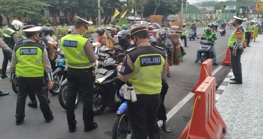 RAZIA: Anggota Satlantas Polresta Malang Kota saat melaksanakan razia protokol kesehatan dan tertib berlalu lintas.