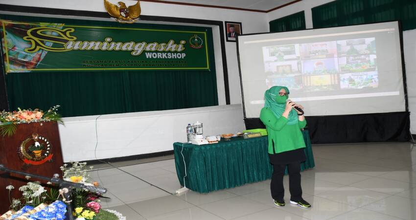 KATA SAMBUTAN: Ketua Persit KCK Koorcab Rem 083 PD V/Brw Ny. Beby Irwan Subekti saat menyampaikan kata sambutan pada acara Suminagashi Workshop tahun anggaran 2020.