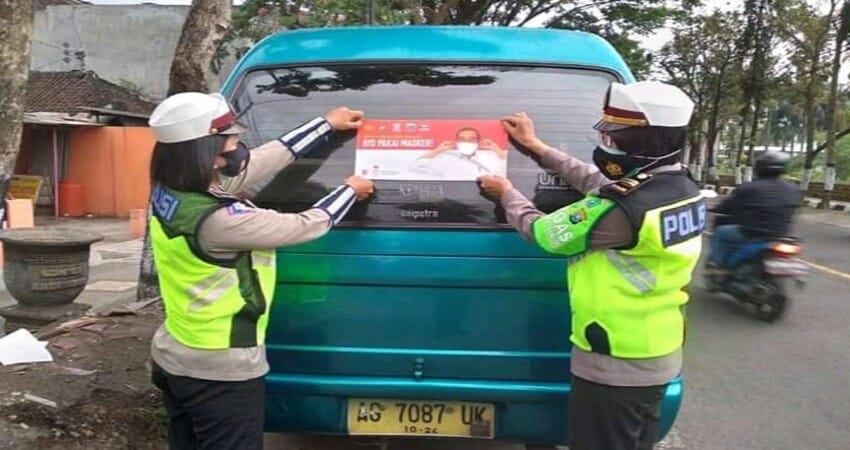 STIKER: Pemasangan stiker Imbauan Ayo Pakai Masker oleh Kaurmintu Satlantas Polres Malang Iptu Indah Sri I W, S.H., M.H. dikendaraan angkutan umum.STIKER: Pemasangan stiker Imbauan Ayo Pakai Masker oleh Kaurmintu Satlantas Polres Malang Iptu Indah Sri I W, S.H., M.H. dikendaraan angkutan umum.