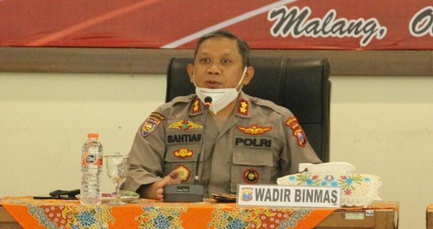 ARAHAN: Wadir Binmas Polda Jatim AKBP Kamal Bachtiar saat memberikan arahan kepada peserta kegiatan.