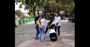 Berawal Saling Tatap, Dua Cewek Berkerudung Adu Jotos di TB Sumenep