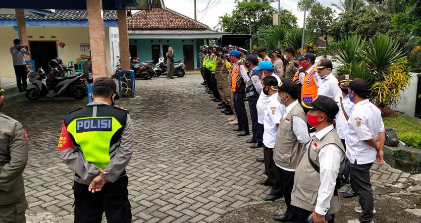GABUNGAN: Petugas gabungan bersama Satgas Covid-19 wilayah Kecamatan Jabung saat melaksanakan Operasi Yustisi Pendisiplinan Prokes Covid-19.