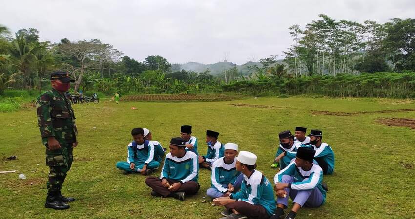 WASBANG: Sersan Satu Kusdarianto Babinsa Desa Kalipare saat memberikan materi Wasbang ke siswa SMK Shifa Kalipare.