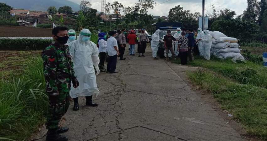 LOKASI: Serda Zainal Asikin, selaku Babinsa Koramil 0818/33 Bumiaji saat melaksankan pendampingan di lokasi pemakaman warga binaan yang meninggal dunia.