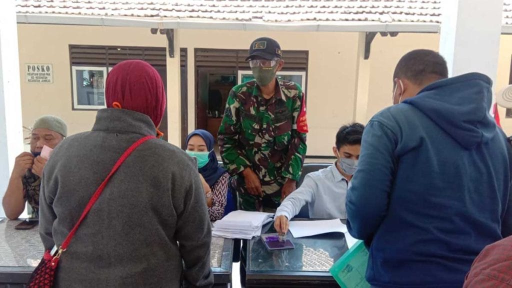 PANTAU: Danposramil 0818/35 Junrejo saat memantau proses penyaluran dana BST - Danposramil 0818/35 Junrejo Pantau Langsung Pelaksanaan Penyaluran Dana BST