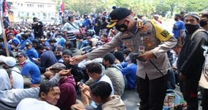 Humanisnya Polisi Kota Malang, Bagikan 1000 Masker ke Aremania