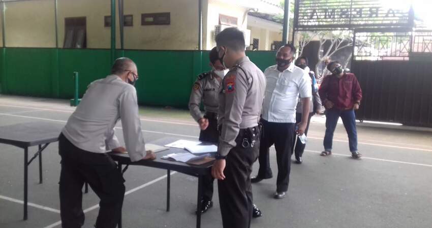 IKUT: Beberapa anggota dan ASN saat mengikuti tes swab bekerjasama Polres Malang dengan Dinas Kesehatan Kabupaten Malang.