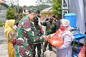 Dandim 0818 Berikan Bantuan Sembako ke Masyarakat Terdampak Covid-19