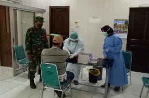Babinsa Koramil 0818/27 Lawang, Laksanakan Pendampingan Rapid Test Anggota KPPS beserta Linmas