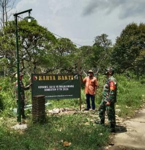 Koramil 0818/18 Bululawang Pasang Lampu PJU Antisipasi Tindak Kejahatan