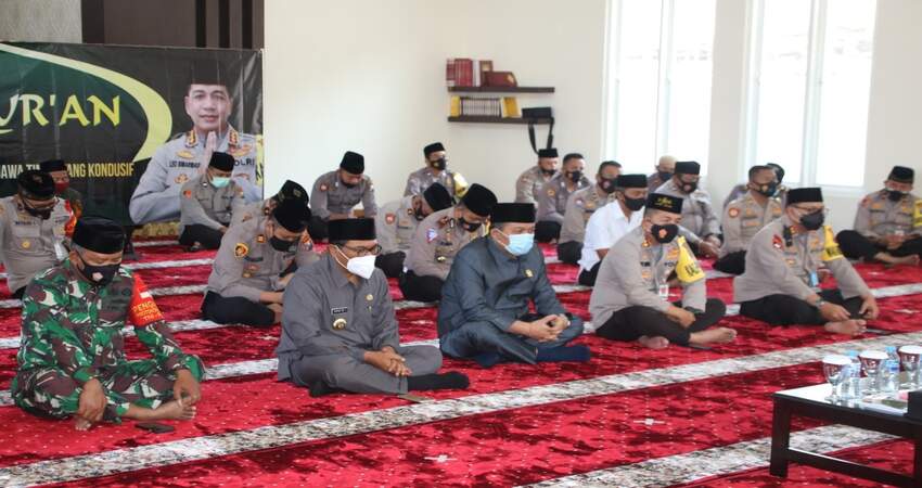 KHUSUK: Kapolresta Malang Kota Kombes Pol Dr Leo Simarmata bersama Forpimda Kota Malang dengan khusyuk mendengar ceramah secara virtual yang disampaikan KH Zukron Jazilan.