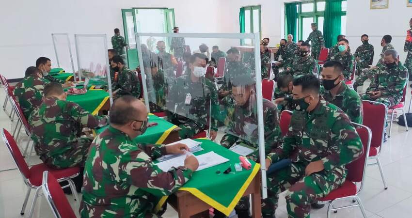 PEMERIKSAAN: Tim Wasrik Itjen TNI saat melaksanakan pemeriksaan program penanganan Covid-19 di jajaran Korem 083/Bdj.