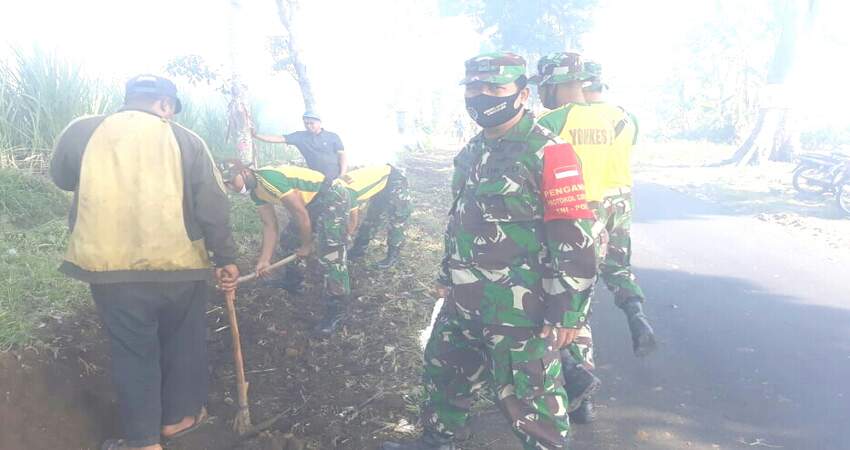 Babinsa Koramil 0818/28 Karangploso Kerbak Pengurukan Jalan di Desa Bocek