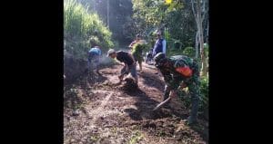 Koramil 0818/19 Ngajum Bersama Warga Laksanakan Pengecoran Jalan