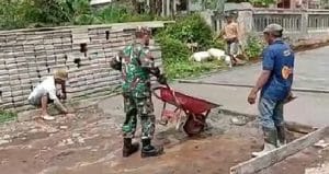 Babinsa Koramil 09 Ngajum bersama Warga Laksanakan Pengecoran Jalan