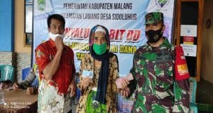 Babinsa Koramil 0818/27 Lawang Laksanakan Pendampingan Penyaluran Dana BLT
