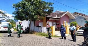 Anggota Koramil 0818/29 Dau Dampingi Tim Tracking Covid-19