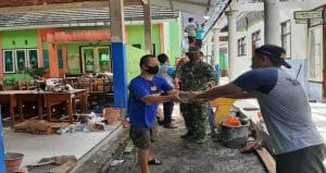 Persiapan KBM Tatap Muka, Koramil 0818/05 Kepanjen Bantu Perbaikan SDN 04 Panggungrejo