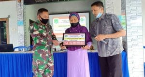 Babinsa Koramil 0818/04 Ngantang Kawal Penyaluran Bantuan BLT