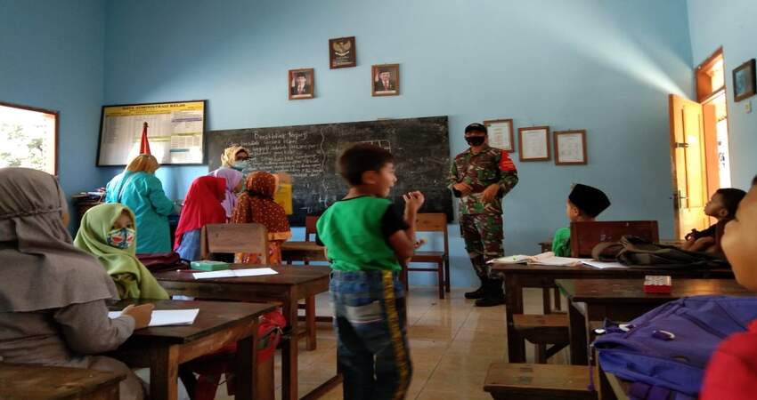 PENDAMPINGAN: Babinsa Koramil 0818/35 Pagelaran Desa Karangsuko Pelda Masud laksanakan pendampingan dalam giat imunisasi vaksin DT dan TD.