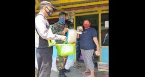 Dukung Program Pemerintah, Babinsa Desa Pujon Kidul Dampingi Penyaluran BPNT