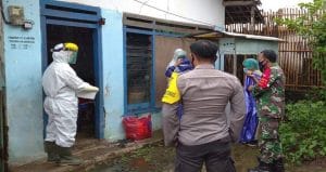 Koramil 0818/34 Kormengan Dampingi Tim Medis Lakukan Rapid Test ke Warga yang Sakit