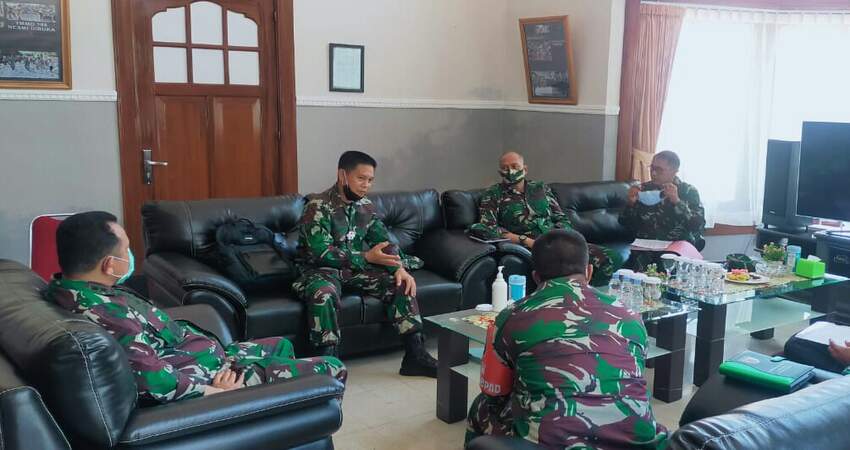 DISKUSI: Kasrem 083/Bdj, Letnan Kolonel Inf Akhmad Joni Toa berbincang tim Dalproggar Mabesad yang diketuai oleh Kolonel Czi Suprayogi.