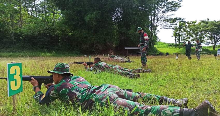 MENEMBAK: Prajurit Korem 083/Bdj saat mengikuti latihan menembak senjata ringan di lapangan tembak Yonkav 3/AC Malang.