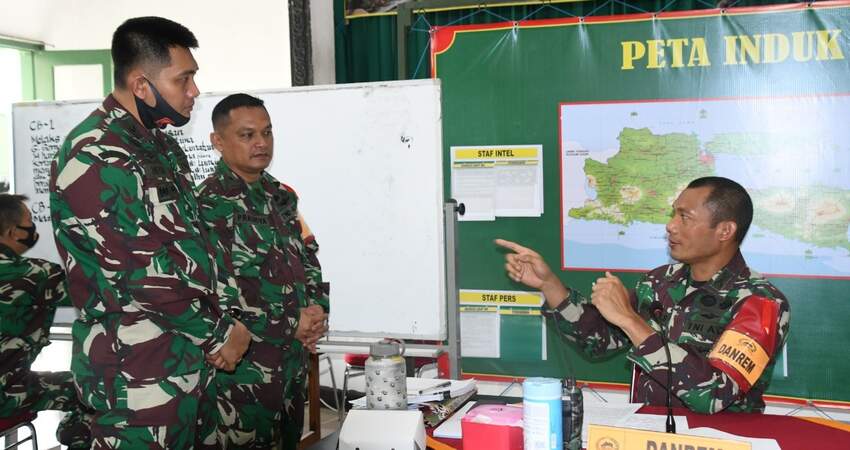 ARAHAN: Danrem 083/Bdj Kol Inf Irwan Subekti saat memberikan pengarahan kepada perwira yang ikut tergabung dalam pelatihan Gladi Posko 1 Korem 083/Bdj.