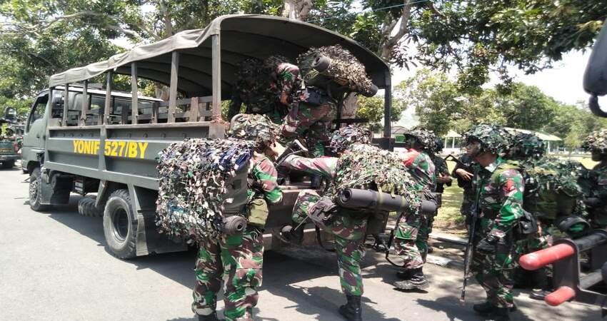 LATIHAN: Prajurit Yonif 527/BY Lumajang saat menjalani latihan taktis bertempat di lapangan Makoyonif 527/BY, Kabupaten Lumajang.