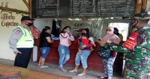 Koramil 0818/04 Ngantang bersama Muspika Gelar Operasi Yustisi di Pusat Keramaian