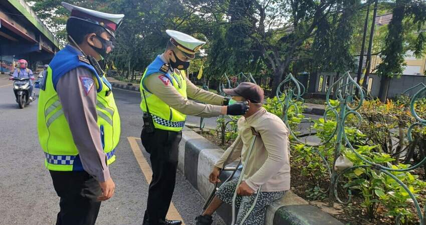 MASKER: Pemberian masker oleh Kanit Regident AKP M. Bayu Agustian S.I.K. ke masyarakat yang menyandang disabilitas.