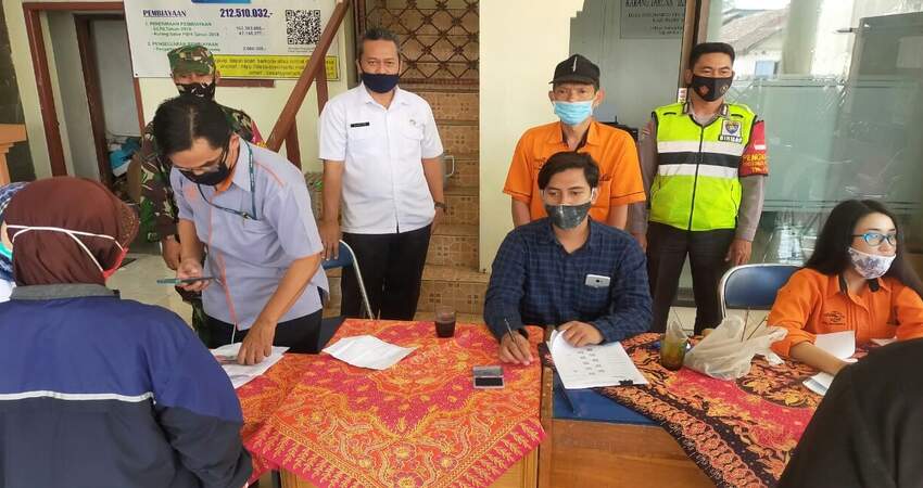 PENDAMPINGAN: Babinsa Koramil 0818/16 Sumawe saat melaksanakan pendampingan pembagian BST.