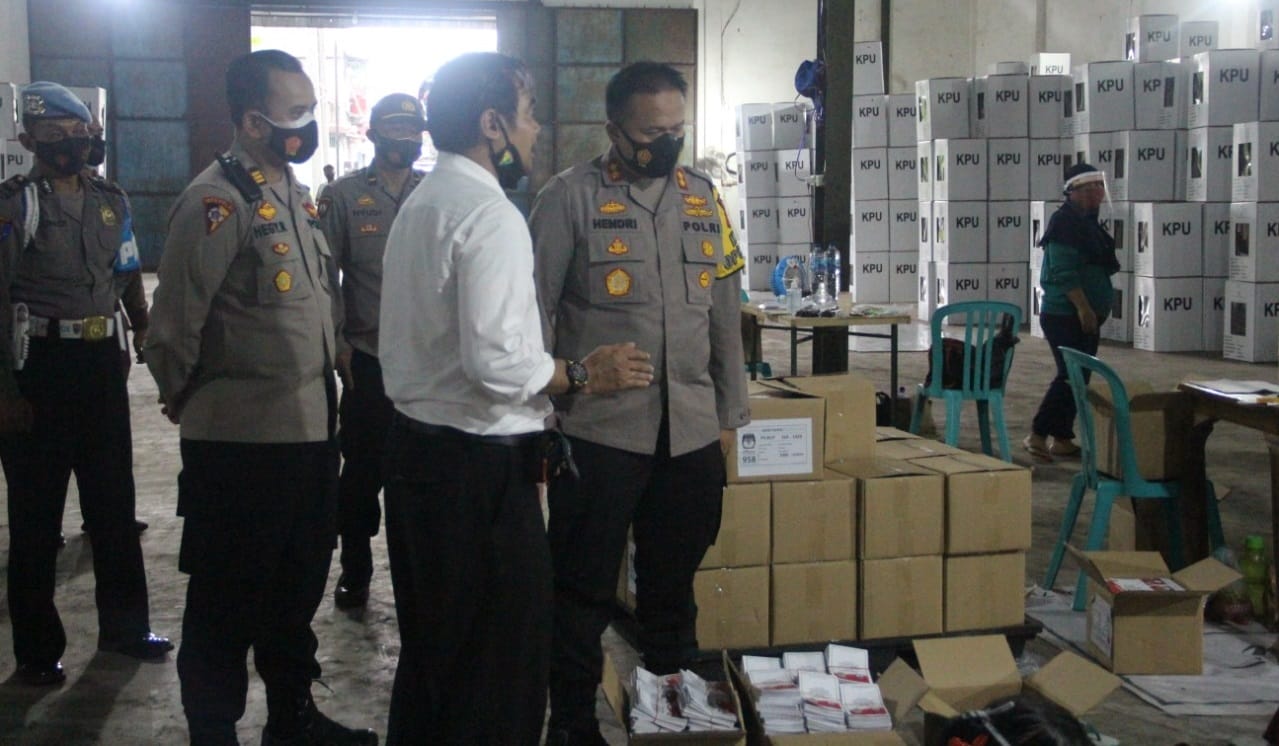 PENINJAUAN: Kapolres Malang AKBP Hendri saat berada di Gudang Logistik KPU Kabupaten Malang.