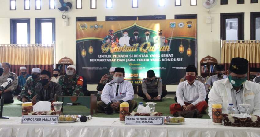 KHOTMIL QURAN: Polres Malang saat melaksanakan Khotmil Quran di Masjid Ashumul Muhsinin Polres Malang yang dipimpin Wakapolres Malang Kompol Toni Kasmiri.