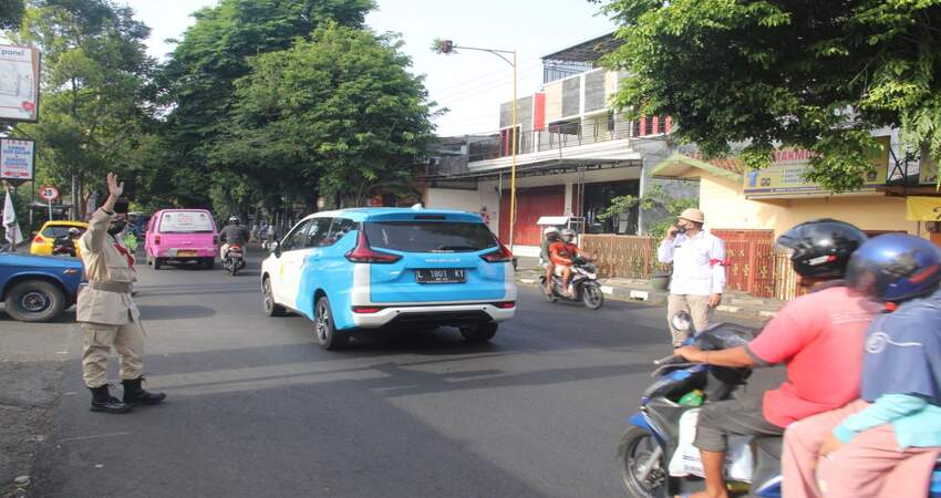 GATURLANTAS: Personel Satlantas Polres Malang saat melaksanakan pengaturan arus lalu lintas dengan berpakaian pahlawan kemerdekaan.