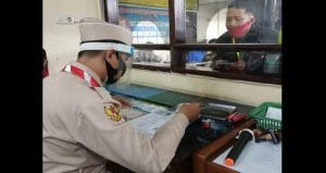 Satlantas Polres Malang Layani Masyarakat Sambil Berpakaian Pahlawan Kemerdekaan