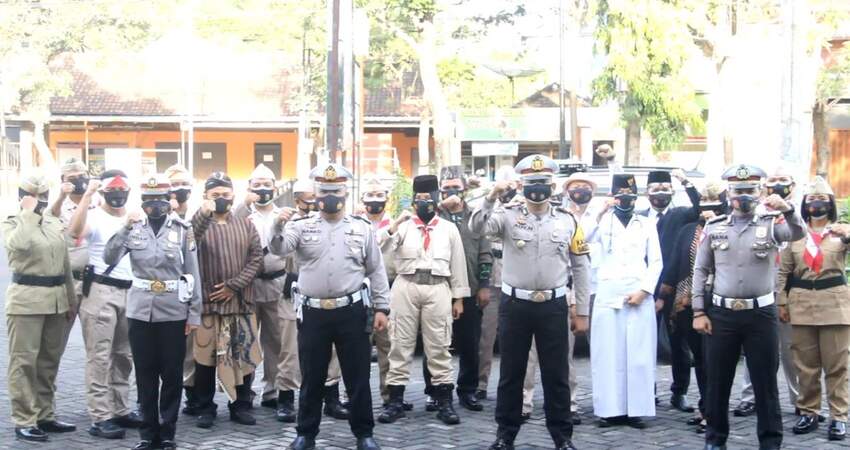 FOTO BERSAMA: Kasat Lantas Polres Malang AKP Ady bersama anggota berpakaian pejuang kemerdekaan pada saat giat Baksos di RS Teja Husada dan RS Hasta Husada Kepanjan.