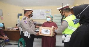 Satlantas Polres Malang Berbagi Kasih dengan Tenaga Medis