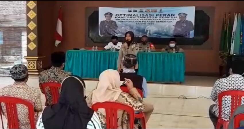 MATERI: Kanit Dikyasa Satlantas Polres Malang Ipda Yulistiana saat menyampaikan Undang-Undang Lalu Lintas No 22 Tahun 2009.