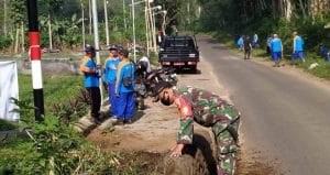 Jumat Bersih, Babinsa Koramil 0818/25 Pakis Bersihkan Bahu Jalan Desa Pucangsongo
