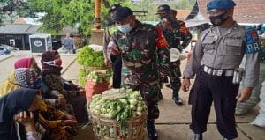 Koramil 0818/01 Pujon bersama Polsek Gelar Operasi Yustisi di Pasar Sayur Mantung