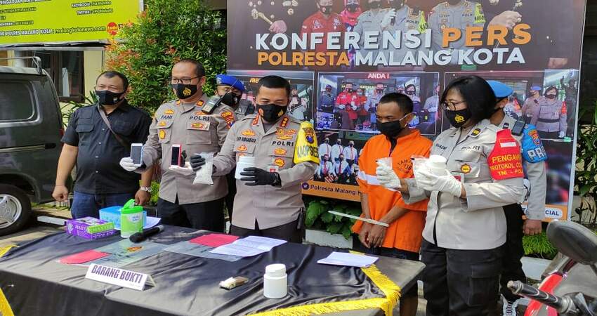 NARKOBA: Kapolresta Malang Kota Kombes Pol Dr Leo saat dengan hari yang sama merilis kasus kepemilikan narkoba jenis pil dobel L.